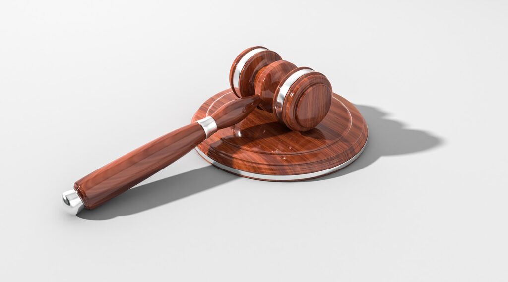 club, auction, law-2492013.jpg